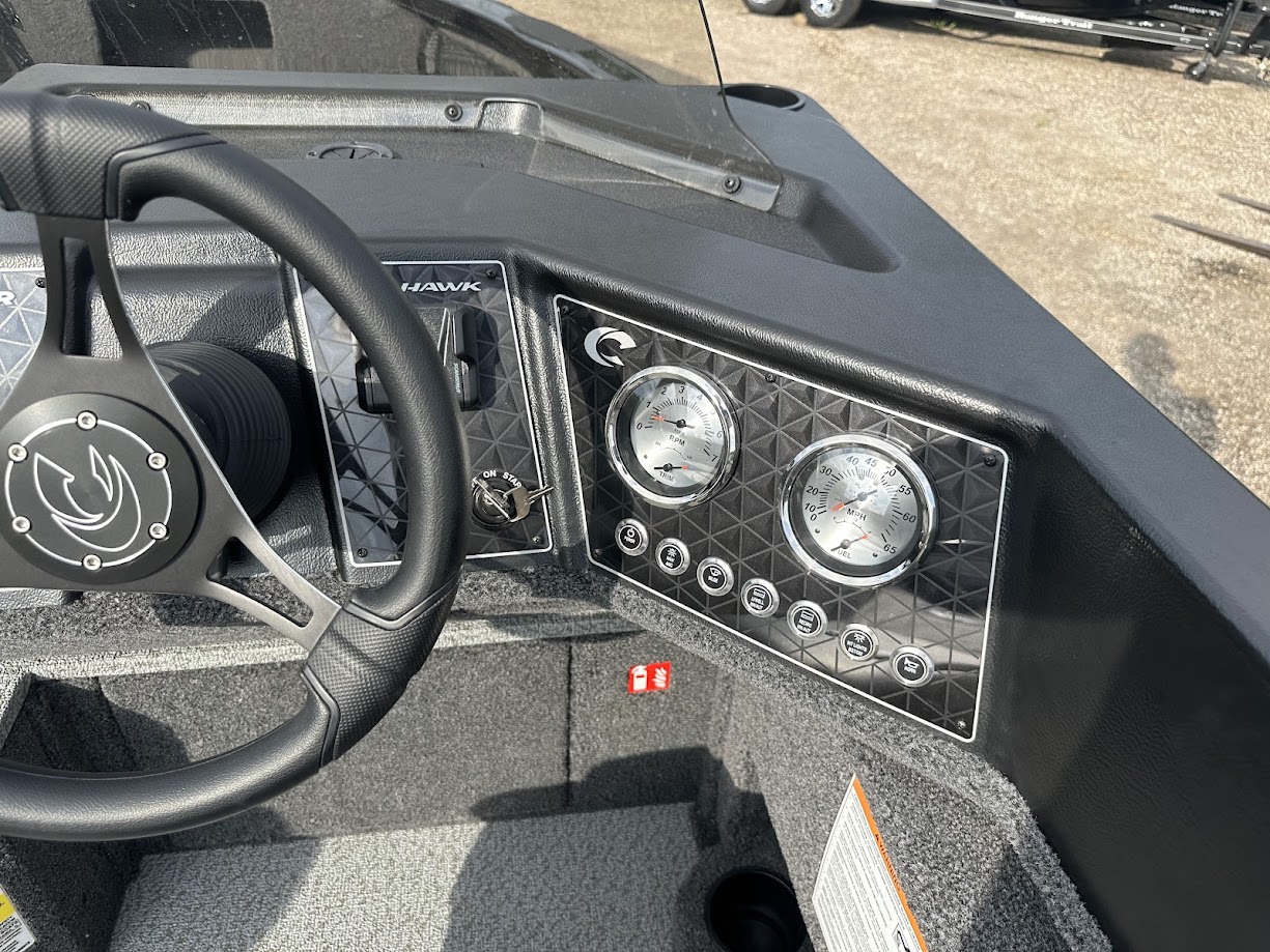 2025 Crestliner 1750 FISH HAWK Side console, Jump seat. 150hp Mercury! - Photo 9